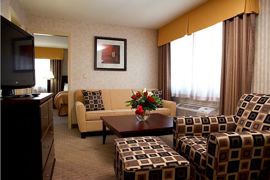 Quality Hotel & Suites Langley Ruang foto