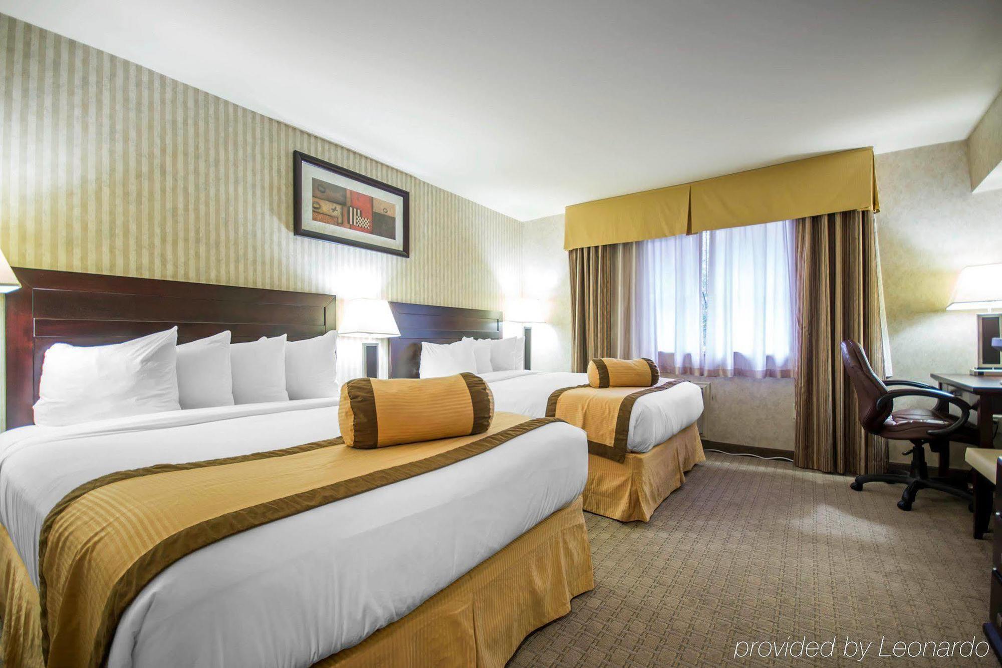 Quality Hotel & Suites Langley Bagian luar foto