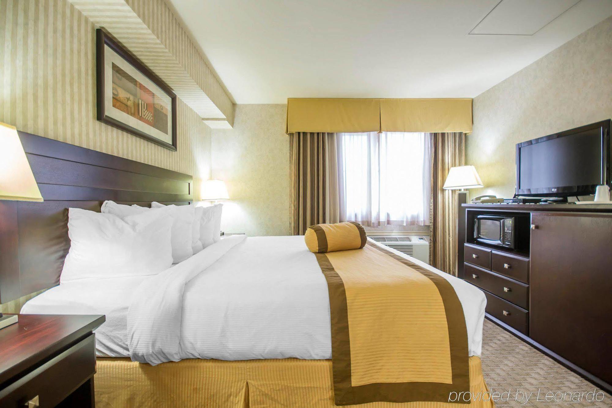 Quality Hotel & Suites Langley Bagian luar foto